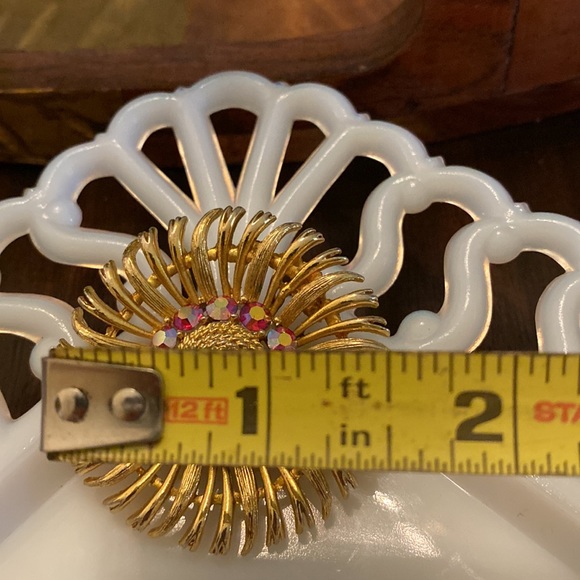 Vintage signed Lisner AB crystal and gold tone brooch - Picture 2 of 5